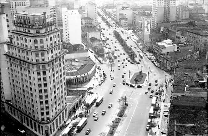 A Avenida Nova Anhangabaú, hoje Avenida Prestes Maia, em 1956 — o edifício à esquerda