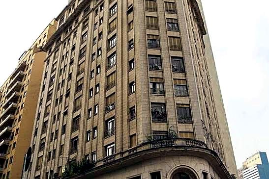 A curva da esquina, os balcões e a marquise sobre o acesso principal
